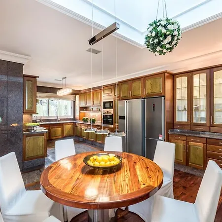 Sleeps 10 Pool Air Con Wifi *