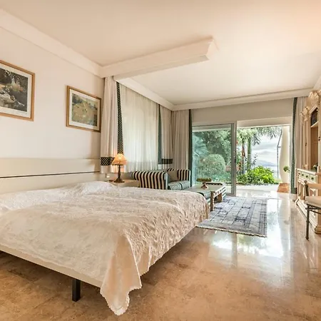 Sleeps 10 Pool Air Con Wifi